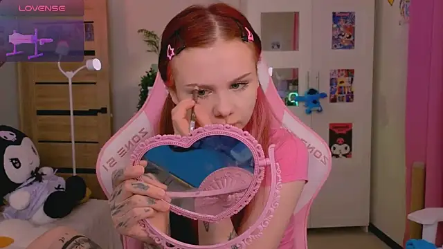 Snapshot of Britney_Lynch chatting on November 2025 08:03:01 PM Britney Lynch online show from November 2025 08:03:01 PM