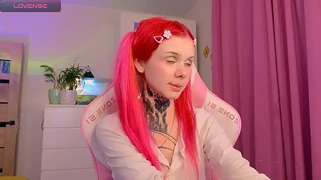 Snapshot of Britney_Lynch chatting on November 2025 06:33:01 PM Britney Lynch online show from November 2025 06:33:01 PM