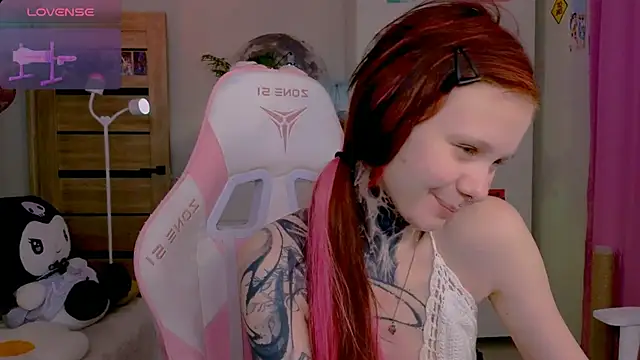 Snapshot of Britney_Lynch chatting on November 2025 12:03:02 AM Britney Lynch online show from November 2025 12:03:02 AM