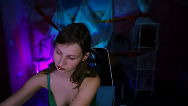 EllaHorton online show from November 2025 01:05:02 PM