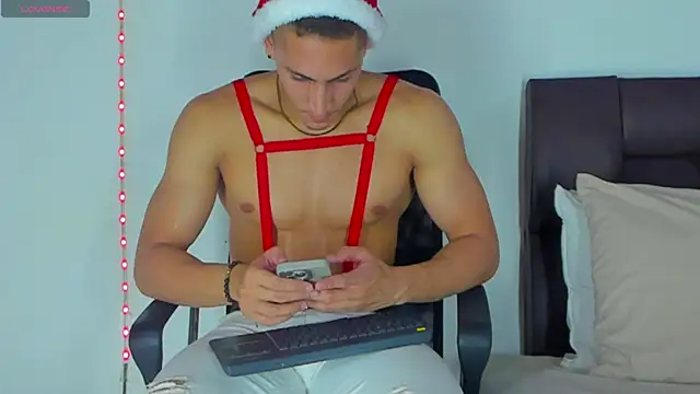 Snapshot of MikeRoss7777 chatting on December 2024 08:28:01 AM MikeRoss7777 online show from December 2024 08:28:01 AM