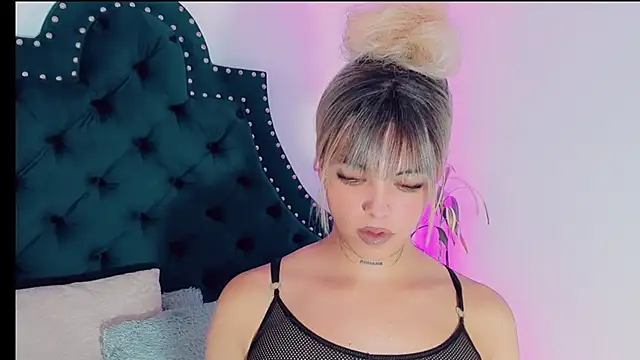 Emmaa Saenz  online show from February 2025 12:36:01 AM