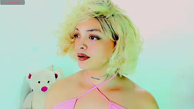 Emmaa Saenz  online show from February 2026 10:31:01 PM