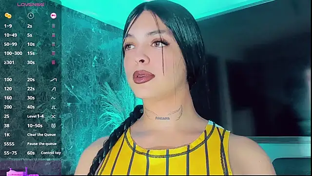 Emmaa Saenz  online show from October 2025 10:32:01 PM