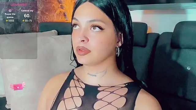 Emmaa Saenz  online show from May 2026 10:05:01 PM