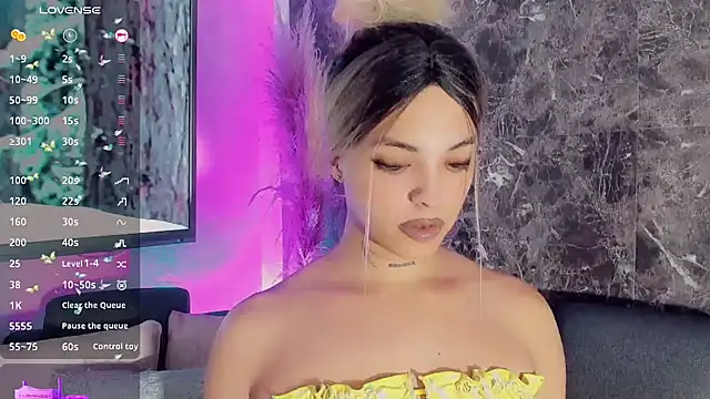 Emmaa Saenz  online show from February 2025 11:15:02 PM