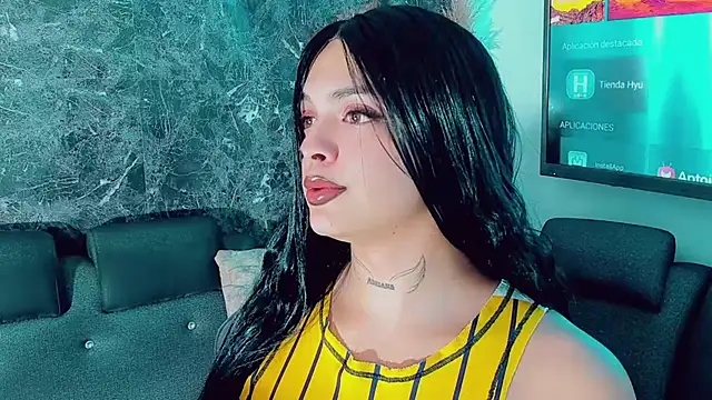 Emmaa Saenz  online show from January 2026 09:43:01 PM