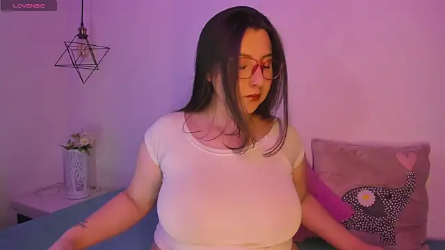 Snapshot of Roxxanne_Bail chatting on January 2025 03:07:02 AM Roxxanne Bail online show from January 2025 03:07:02 AM