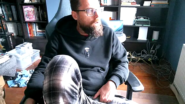 Snapshot of MeSteff chatting on November 2025 08:18:01 AM MeSteff online show from November 2025 08:18:01 AM