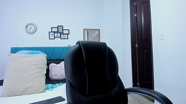 kamila lopez online show from February 2026 08:30:02 PM