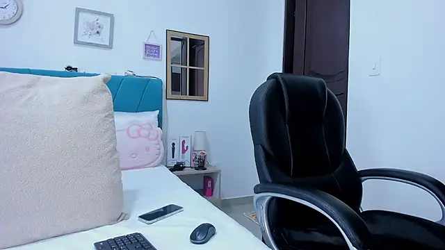 kamila lopez online show from April 2026 10:27:01 PM