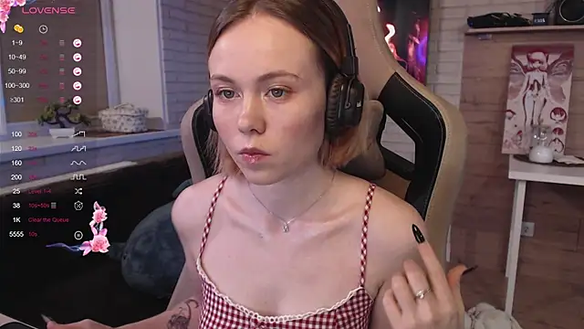 Snapshot of lucy_mirror chatting on October 2025 09:23:02 PM lucy mirror online show from October 2025 09:23:02 PM