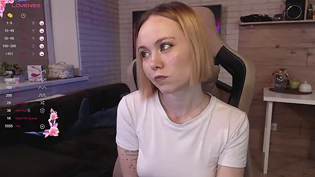 Snapshot of lucy_mirror chatting on September 2025 09:15:01 PM lucy mirror online show from September 2025 09:15:01 PM