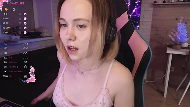 Snapshot of lucy_mirror chatting on December 2025 08:48:01 PM lucy mirror online show from December 2025 08:48:01 PM