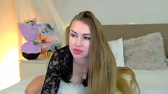 Snapshot of LuisaSin chatting on June 2026 06:47:02 AM LuisaSin online show from June 2026 06:47:02 AM