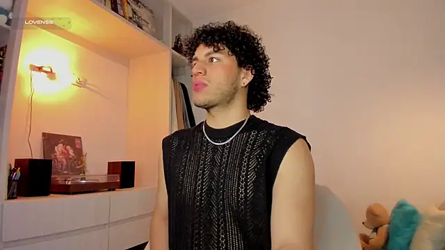 Snapshot of Curlblue chatting on December 2025 12:11:01 PM Curlblue online show from December 2025 12:11:01 PM