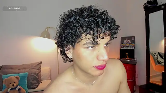 Snapshot of Curlblue chatting on December 2025 01:32:02 AM Curlblue online show from December 2025 01:32:02 AM