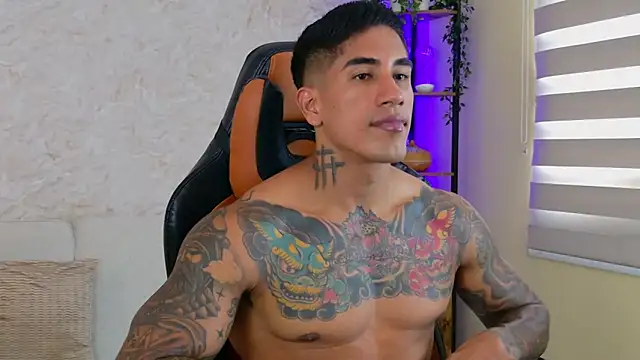 Snapshot of AdanReilly chatting on February 2025 07:27:01 PM AdanReilly online show from February 2025 07:27:01 PM