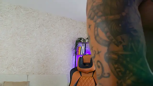 Snapshot of AdanReilly chatting on January 2025 07:23:02 PM AdanReilly online show from January 2025 07:23:02 PM