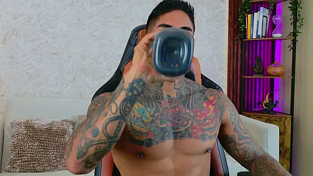 Snapshot of AdanReilly chatting on November 2025 03:49:01 PM AdanReilly online show from November 2025 03:49:01 PM