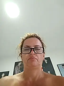 Snapshot of CioniWeiss chatting on November 2025 08:34:01 PM CioniWeiss online show from November 2025 08:34:01 PM