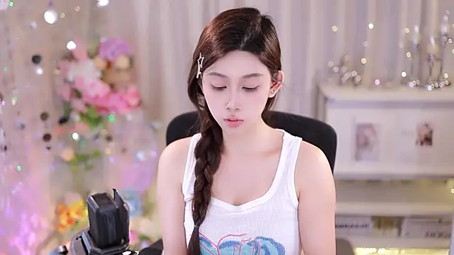 Snapshot of SleepArtist chatting on October 2025 01:23:02 PM SleepArtist online show from October 2025 01:23:02 PM