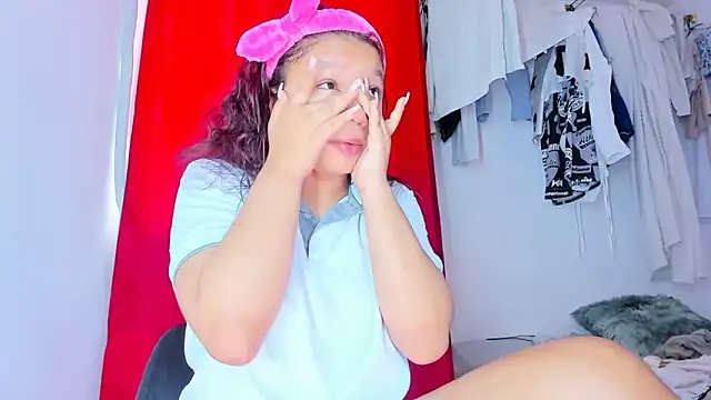 Emily Coper18 online show from November 2025 01:33:01 PM