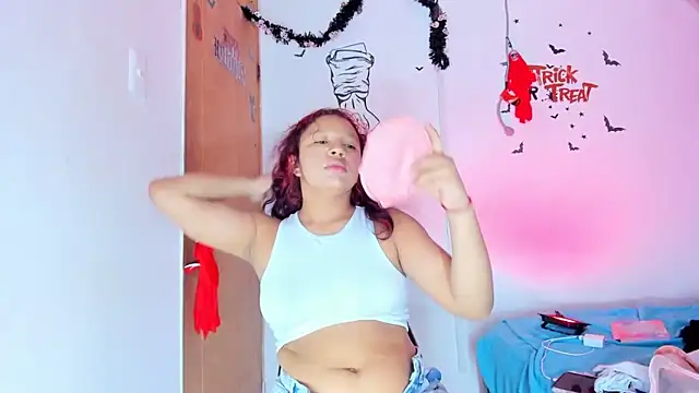 Snapshot of Emily_Coper18 chatting on October 2025 01:23:01 PM Emily Coper18 online show from October 2025 01:23:01 PM