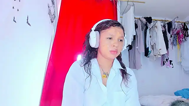 Emily Coper18 online show from December 2025 02:00:02 PM