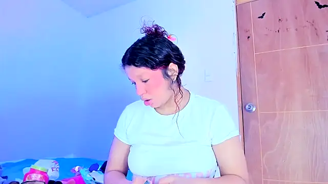 Snapshot of Emily_Coper18 chatting on June 2026 01:44:02 PM Emily Coper18 online show from June 2026 01:44:02 PM