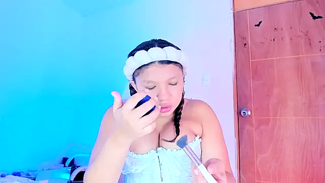 Snapshot of Emily_Coper18 chatting on April 2026 02:07:02 PM Emily Coper18 online show from April 2026 02:07:02 PM
