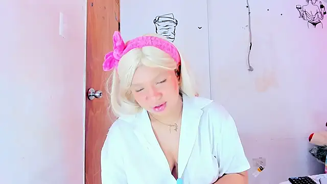 Snapshot of Emily_Coper18 chatting on March 2026 01:49:02 PM Emily Coper18 online show from March 2026 01:49:02 PM