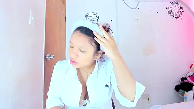 Snapshot of Emily_Coper18 chatting on March 2026 01:48:02 PM Emily Coper18 online show from March 2026 01:48:02 PM