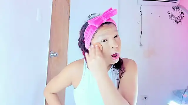 Snapshot of Emily_Coper18 chatting on March 2026 02:01:01 PM Emily Coper18 online show from March 2026 02:01:01 PM