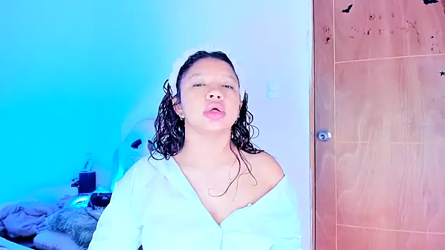 Snapshot of Emily_Coper18 chatting on May 2026 02:17:02 PM Emily Coper18 online show from May 2026 02:17:02 PM
