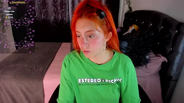 Violetaarey online show from April 2026 05:39:01 PM