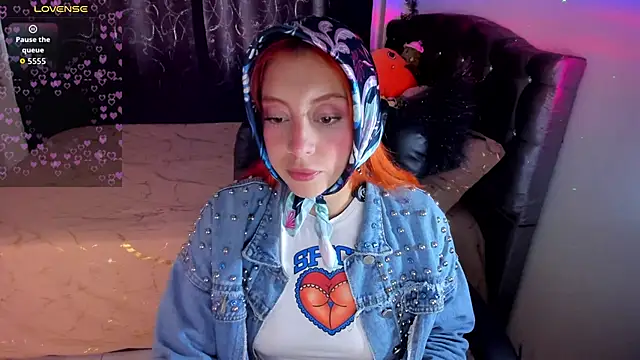 Snapshot of Violetaarey chatting on April 2026 09:38:02 PM Violetaarey online show from April 2026 09:38:02 PM