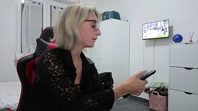 Snapshot of sexy_blondie92 chatting on October 2025 09:40:01 PM sexy blondie92 online show from October 2025 09:40:01 PM
