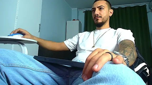 Snapshot of AndrewBanner chatting on October 2025 03:41:02 AM AndrewBanner online show from October 2025 03:41:02 AM