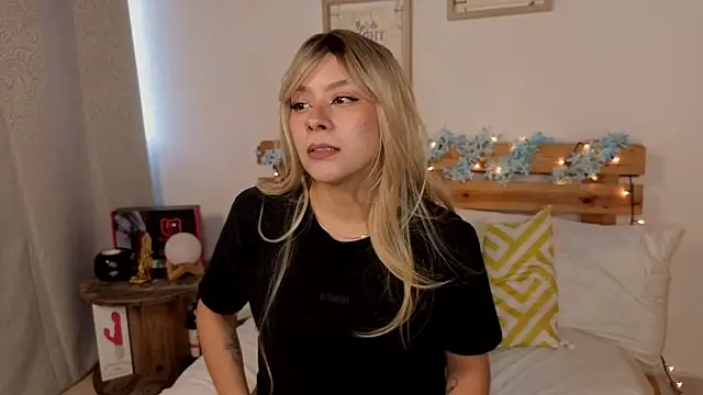 LucyMoanss online show from May 2026 09:23:02 PM
