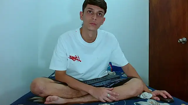 Snapshot of Lucho-Cole chatting on July 2026 01:49:02 AM Lucho-Cole online show from July 2026 01:49:02 AM