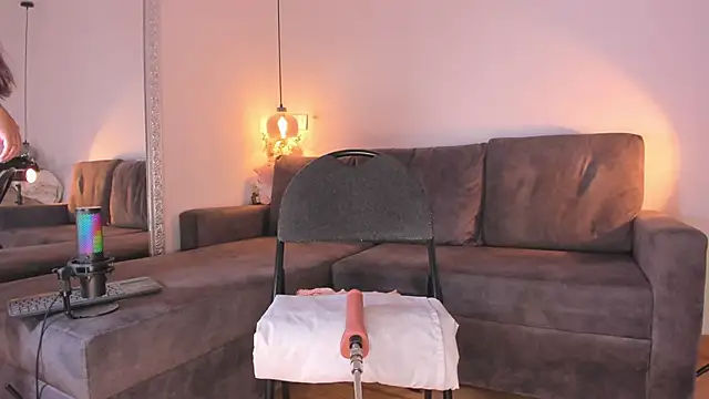 Isabella francoo online show from December 2025 12:15:01 PM