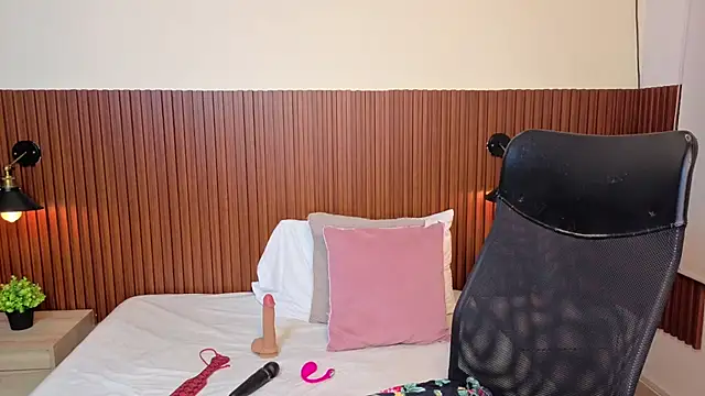 chanel brunette online show from February 2026 12:13:02 PM