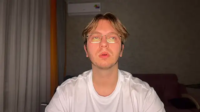 kiopiggy online show from November 2025 10:10:01 PM