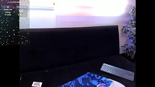 SuzzyyM online show from March 2026 07:42:01 PM