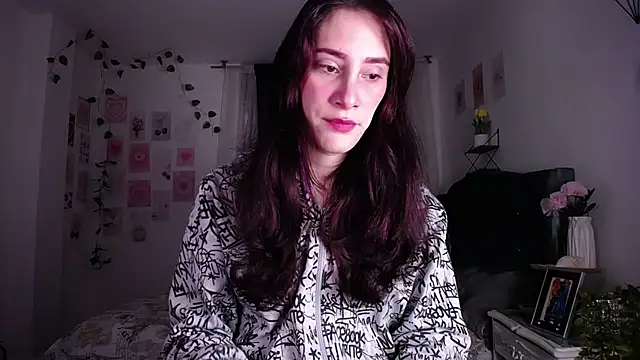 IsaBaileys  online show from May 2026 10:18:01 PM