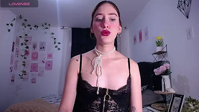 IsaBaileys  online show from April 2026 08:15:02 PM