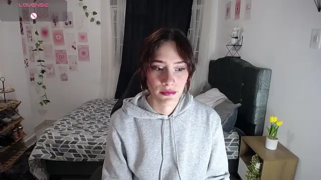 IsaBaileys  online show from May 2026 10:41:02 PM