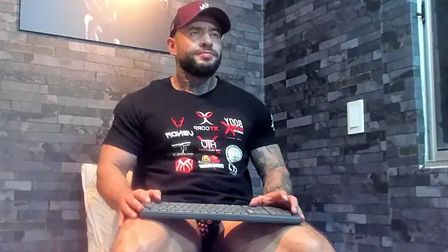 BruceDallas online show from June 2026 11:43:01 PM
