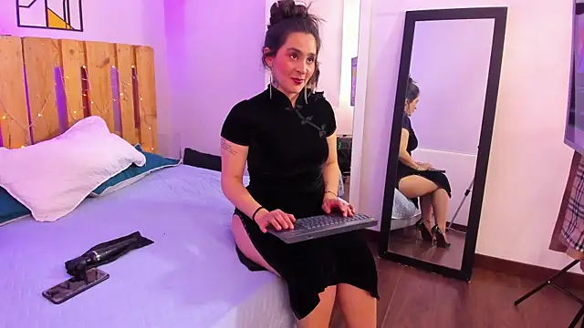 emily amaya online show from June 2026 08:19:02 PM